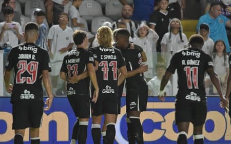 Barros comemora gol do Vasco ao lado de companheiros de elenco. (Foto: Jota Erre/ Agif/Gazeta Press)