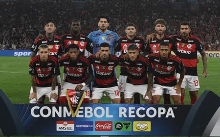 Flamengo perfilado antes de enfrentar o Lanús (Foto: PETER ILICCIEV/AGENCIA ENQUADRAR)