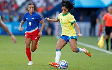 Yasmim conduz bola em Brasil x Estados Unidos, na final da Olimpíada de Paris, em 2024. (Foto: Rafael Ribeiro/CBF)