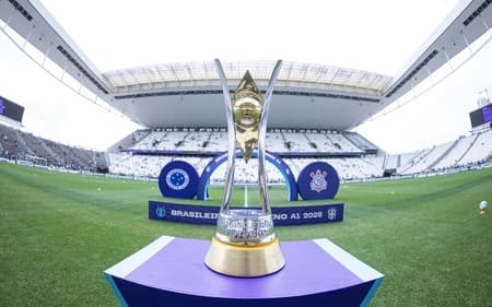 Troféu do Brasileirão Feminino na Neo Química Arena, palco da final em 2025. (Foto: Staff Images Woman / CBF)