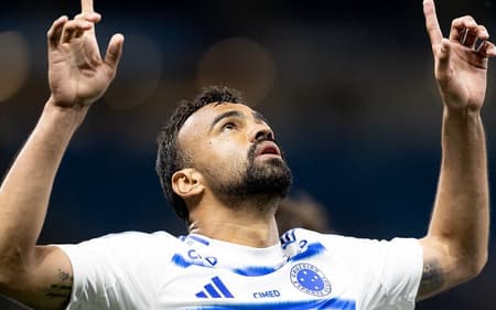 Fabrício Bruno, do Cruzeiro, comemora gol contra o Grêmio (Foto: Lucas Bubols/Cruzeiro)