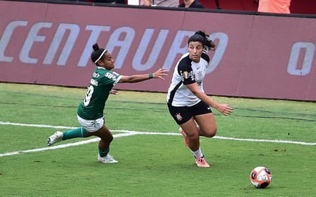 Duda Sampaio, do Corinthians, e Tainá Maranhão, do Palmeiras, durante Derby pelo Paulistão Feminino. (Foto: Mauro Horita/Ag.Paulistão)
