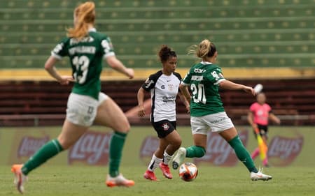 Day Rodríguez conduz bola em Corinthians x Palmeiras, pela final do Paulistão Feminino. (Foto: Rebeca Reis/Ag.Paulistão)