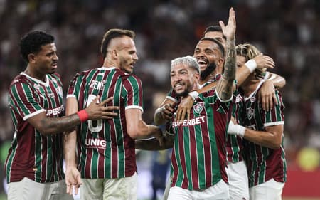 Acosta comemora gol com os jogadores do Fluminense (Foto: Lucas Merçon/ Fluminense FC)