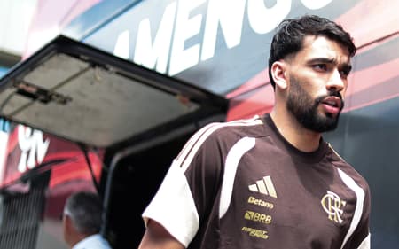 Lucas Paquetá na chegada do Flamengo em Brasília (Foto: Adriano Fontes/Flamengo)