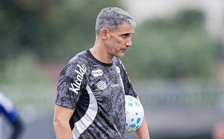 Vojvoda comanda treino do Santos nesta terça-feira (3), no CT Rei Pelé. (Foto: Raul Baretta/ Santos FC)