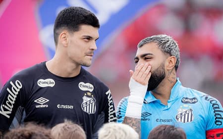 Gabriel Brazão ao lado de Gabriel Barbosa no duelo do Santos contra o Noroeste, pelo Paulistão. (Foto: Raul Baretta/ Santos FC)