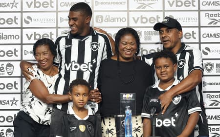 Wallace Davi com a família em sua apresentação no Botafogo (Foto: Vítor Silva/Botafogo)