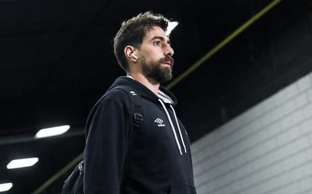 Luan Peres acumula 138 jogos com a camisa do Santos. (Foto: Luan Peres durante partida do Santos contra o Athletico-PR. (Foto: Luiz Delgado/Agência F8/Gazeta Press)
