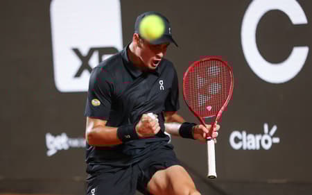 João Fonseca comemora ponto na estreia do Rio Open contra Thiago Monteiro (Foto: João Pires/Fotojump)