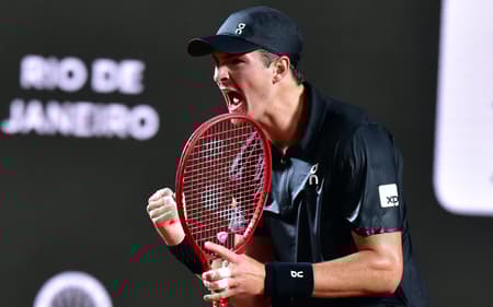 João Fonseca celebra ponto na vitória sobre Thiago Monteiro no Rio Open (Foto: João Pires/Fotojump)