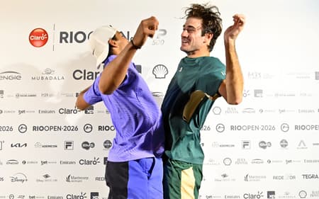 Guto Miguel (e) e Gustavo Heide comemoram a vitória na estreia do Rio Open (Foto: Fotojump)