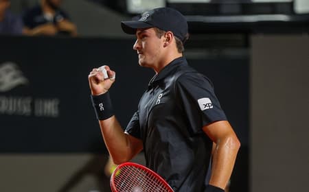 João Fonseca comemora ponto na derrota para o peruano Ignacio Buse no Rio Open (Foto: João Pires/Fotojump)