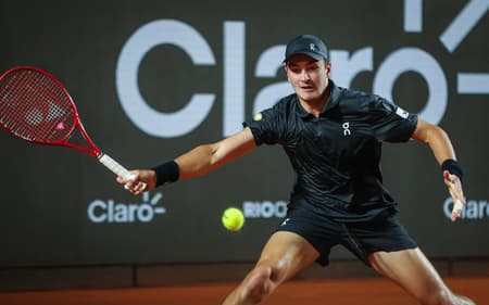 João Fonseca na partida contra o peruano Ignacio Buse no Rio Open (Foto: João Pires/Fotojump)