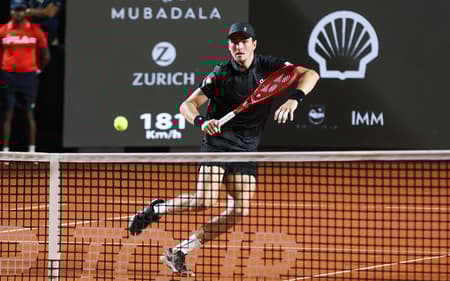 João Fonseca na derrota para o peruano Ignacio Buse nas oitavas do Rio Open (Foto: João Pires/Fotojump)