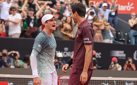 João Fonseca e Marcelo Melo comemoram ponto na vitória na semifinal do Rio Open (Foto: João Pires/Fotojump)