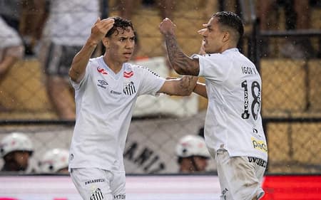 Igor Vinícius comemora gol de Gabriel Bontempo pelas quartas de final do Paulistão. (Foto: Raul Baretta/ Santos FC)