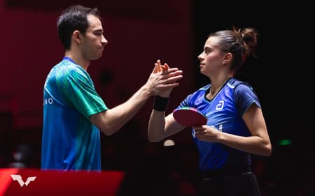 A dupla Hugo Calderano e Bruna Takahashi no WTT Singapura Smash 2026 (Foto: World Table Tennis)