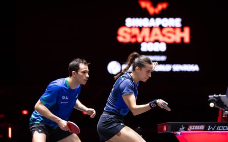 A dupla Hugo Calderano e Bruna Takahashi avançam às semifinais do WTT Singapura Smash 2026 (Foto: World Table Tennis)