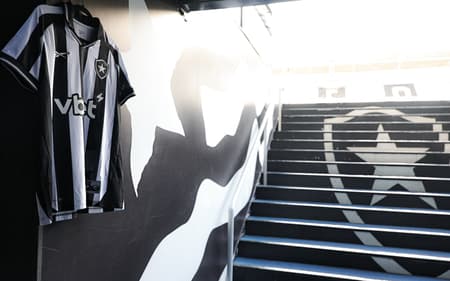 Camisa do Botafogo na subida para o gramado do Nilton Santos (Foto: Arthur Barreto/Botafogo)