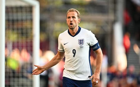Harry Kane comemora gol da Inglaterra sobre Senegal
