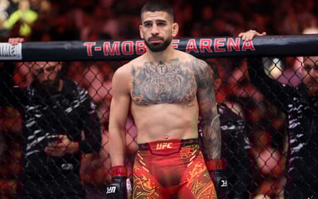 Ilia Topuria dominou o MMA mundial com dois títulos entre 2024 e 2025 (Foto: Ian Maule/Getty Images via AFP)