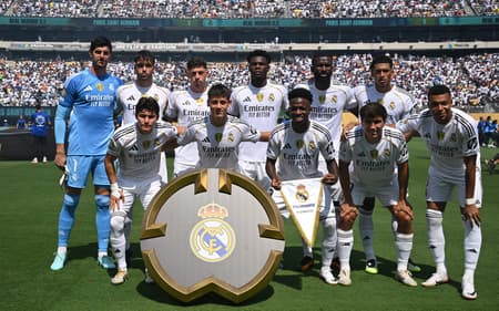 Elenco do Real Madrid antes da partida contra o PSG (Foto: ANGELA WEISS / AFP)