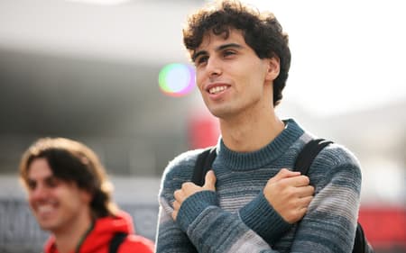 Gabriel Bortoleto chega ao GP de Las Vegas (Foto: Hector Vivas/Getty Images/AFP)