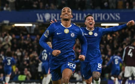 João Pedro comemora gol do Chelsea sobre o Aston Villa (Foto: Glyn KIRK / AFP)
