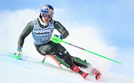 O brasileiro Lucas Pinheiro Braathen compete na primeira descida do slalom masculino da Copa do Mundo de Esqui Alpino, em Adelboden, no sudoeste da Suíça, em 11 de janeiro de 2026. (Foto: Fabrice COFFRINI/AFP)