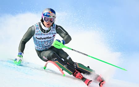 O brasileiro Lucas Pinheiro Braathen compete na primeira descida do slalom masculino da Copa do Mundo de Esqui Alpino, em Adelboden, no sudoeste da Suíça, em 11 de janeiro de 2026. (Foto: Fabrice COFFRINI/AFP)