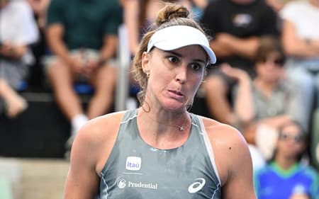 Bia Haddad reage durante partida de simples feminina contra a canadense Victoria Mboko no Adelaide International 2026, em Adelaide, em 12 de janeiro de 2026. (Foto: Michael ERREY/AFP)