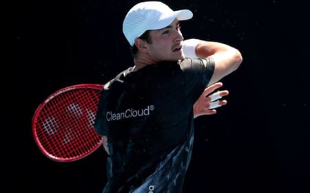 João Fonseca em treino no Australian Open (Foto: Martin KEEP / AFP)
