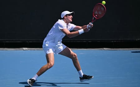 João Fonseca se estica todo para devolver a bola contra o