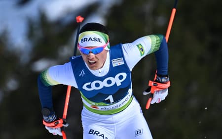 Bruna Moura compete no cross-country 5km livre feminino no Mundial de Esqui Nórdico, em Planica, em 22/2/2023. (Foto: Joe Klamar/AFP)