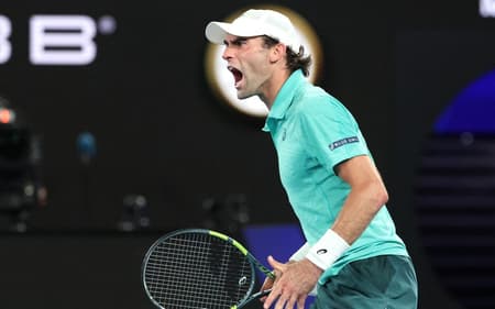 O americano Eliot Spizzirri na derrota para o italiano Jannik Sinner no Australian Open (Foto: DAVID GRAY / AFP)