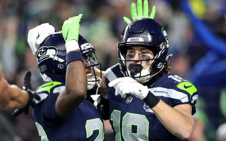 Jake Bobo (#19) comemora touchdown com Rashid Shaheed (#22), do Seattle Seahawks, contra o Los Angeles Rams, na final da NFC, no Lumen Field. (Foto: Steph Chambers/Getty Images/AFP)