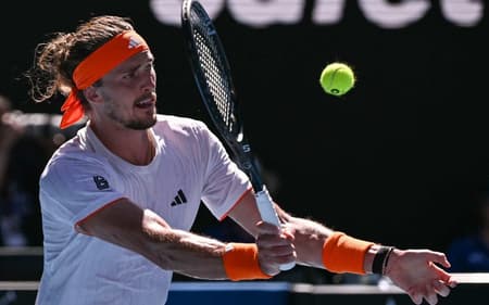 O alemão Alexander Zverev voleia a bola na partida contra o espanhol Carlos Alcaraz na semifinal do Australian Open (Foto: WILLIAM WEST / AFP)
