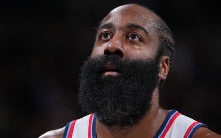 James Harden, do Clippers, observa durante jogo contra o Nuggets, na Ball Arena. (Foto: Garrett Ellwood/NBAE via Getty Images/AFP)