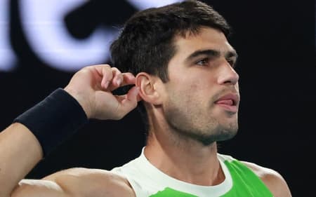 O espanhol Carlos Alcaraz pede o apoio da torcida após ótima jogada na final do Australian Open contra o sérvio Novak Djokovic