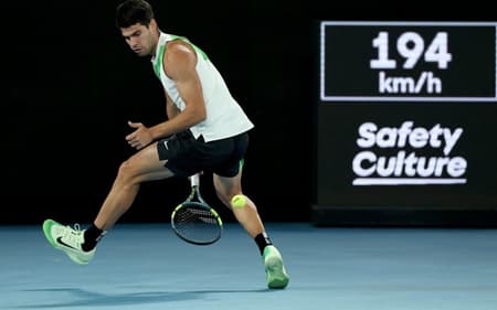 O espanhol Carlos Alcaraz acerta uma grand-willy na final do Australian Open contra o sérvio Novak Djokovic (Foto: Martin KEEP / AFP)