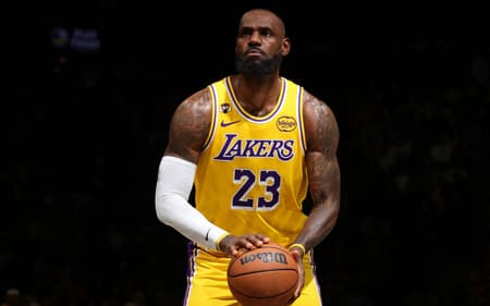 LeBron James, do Los Angeles Lakers, arremessa lance livre contra o Brooklyn Nets, em 3 de fevereiro de 2026. (Foto: Nathaniel S. Butler/NBAE/Getty Images/Getty Images via AFP)