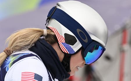 A americana Lindsey Vonn reage durante treino oficial da prova de descida feminina dos Jogos Olímpicos de Inverno Milano-Cortina 2026, em Cortina d’Ampezzo, em 7 de fevereiro de 2026 (Foto:Tiziana FABI/AFP)