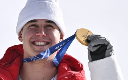 Franjo von Allmen, da Suíça, medalhista de ouro, posa no pódio do downhill masculino nos Jogos Olímpicos de Inverno Milano Cortina 2026, em Bormio, em 7 de fevereiro de 2026. (Foto: Jeff PACHOUD/AFP)