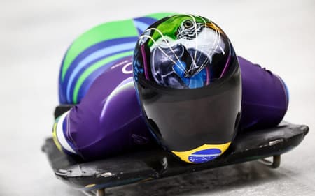 A brasileira Nicole Rocha Silveira participa do treino feminino de skeleton no Cortina Sliding Centre durante os Jogos Olímpicos de Inverno Milano Cortina 2026, em 9 de fevereiro de 2026. (Foto: Franck Fife/AFP)