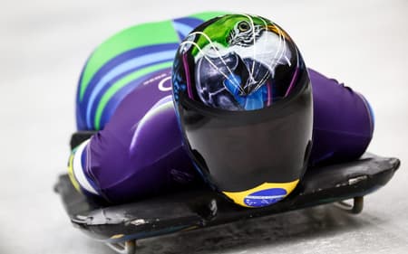 A brasileira Nicole Rocha Silveira participa do treino feminino de skeleton no Cortina Sliding Centre durante os Jogos Olímpicos de Inverno Milano Cortina 2026, em 9 de fevereiro de 2026. (Foto: Franck Fife/AFP)