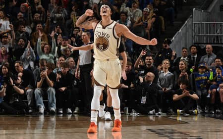 Gui Santos, do Golden State Warriors, comemora durante o jogo contra o Memphis Grizzlies, no Chase Center. (Foto: Noah Graham/NBAE/Getty Images/AFP)