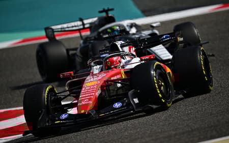 O monegasco Charles Leclerc, da Ferrari, pilota no segundo dia de testes de pré-temporada da Fórmula 1 no Circuito Internacional do Bahrein, em Sakhir, em 12 de fevereiro de 2026. (Foto: Giuseppe Cacace/AFP)