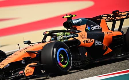 O piloto britânico Lando Norris, da McLaren, dirige no segundo dia dos testes da Fórmula 1 no Bahrain International Circuit, em Sakhir, 12 de fevereiro de 2026. (Foto: Giuseppe CACACE/AFP)
