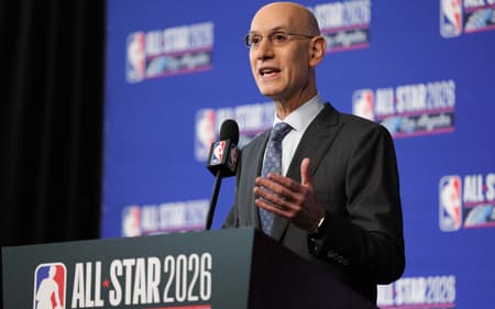O comissário da NBA, Adam Silver, fala em coletiva durante o fim de semana do All-Star 2026 no Intuit Dome, em Inglewood, Califórnia, em 14 de fevereiro de 2026 (Foto: Ryan sirius sun/getty images via afp)
